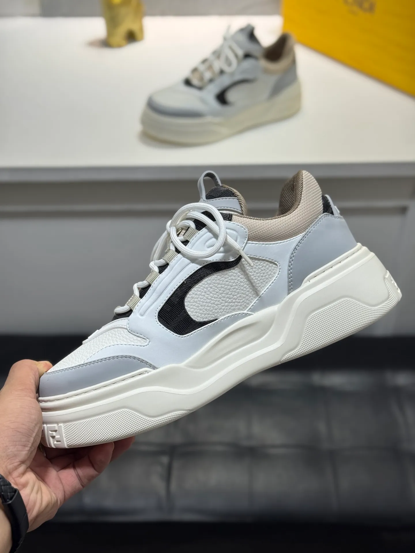 Men's men's shoes 💰560 [New style] 🦥🦥FENDI Fendi high version latest Force series calfskin FF mesh round toe thick sole low-top sports sneakers, these Force lace-up low-top shoes. Made of white full-grain leather and white and brown smooth leather. Padded. Brown FF jacquard and yellow technical fabric details. Lightweight and thick white sole with FF pattern details on the toe and heel ✔️Fabric: Imported first-layer cowhide breathable mesh ✔️Inner lining: Customized breathable mesh ✔️Sole: Open-molded rubber foam material ✔️Sole thickness: 7CM Size: #Men's 38-44 (45 is custom-made and cannot be returned or exchanged